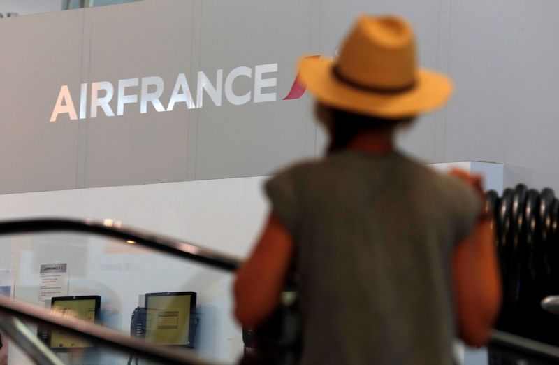 &copy; Reuters. Un passager passe devant un logo d'Air France à l'aéroport Marseille-Provence de Marignane, au premier jour de la grève des hôtesses et stewards d'Air France, France. /Photo d'archive/REUTERS/Philippe Laurenson/