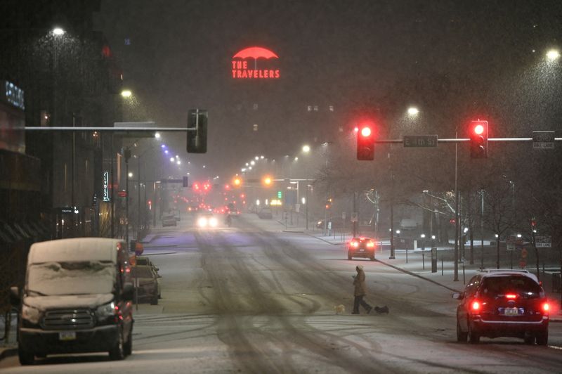 &copy; Reuters. Pessoa passeia com cachorros em rua coberta por neve em Des Moines, Iowa, nos EUA
08/01/2024
REUTERS/Sergio Flores