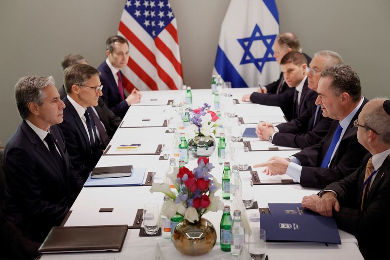 &copy; Reuters. El Secretario de Estado de Estados Unidos, Antony Blinken, se reúne con el Ministro de Asuntos Exteriores de Israel, Israel Katz, durante su viaje de una semana destinado a calmar las tensiones en Oriente Medio, en el Hotel David Kempinski, en Tel Aviv, 