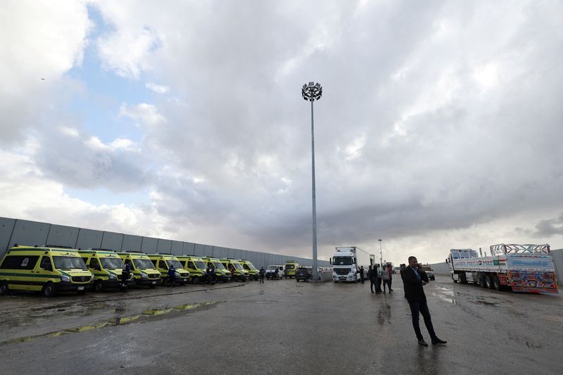 &copy; Reuters. سيارات إسعاف متوقفة بجانب معبر رفح البري علي الحدود بين مصر وقطاع غزة خلال هدنة مؤقتة بين إسرائيل وحماس يوم 17 نوفمبر تشرين الثاني 2023. تصوير: 