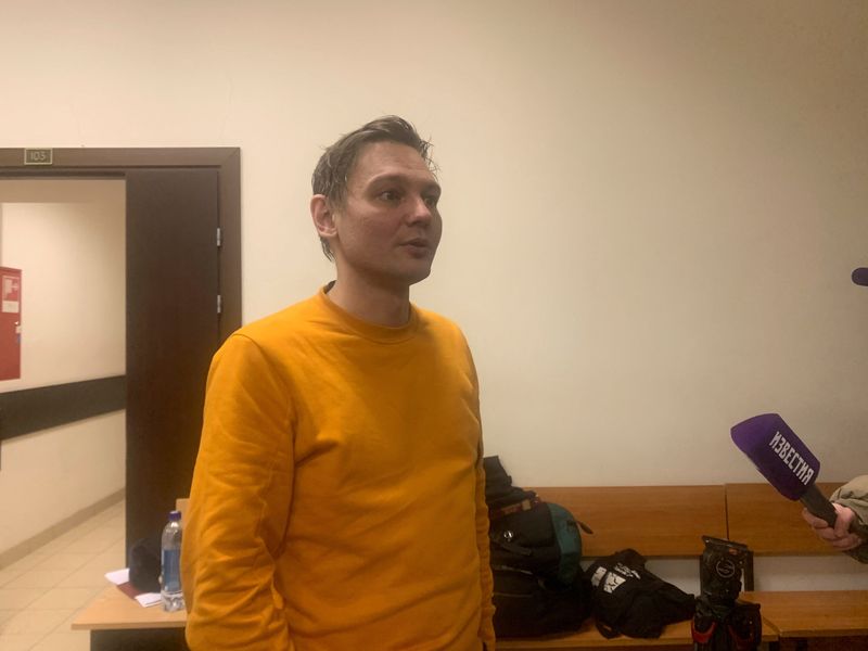 © Reuters. Front man of the band Shchenki (The Puppies) Maxim Moiseev, also known as Maxim Tesli and charged with disorderly conduct after performing a public nudity stunt, appears in court in Saint Petersburg, Russia, January 9, 2024. United Press Service of Saint Petersburg Courts/Handout via REUTERS 