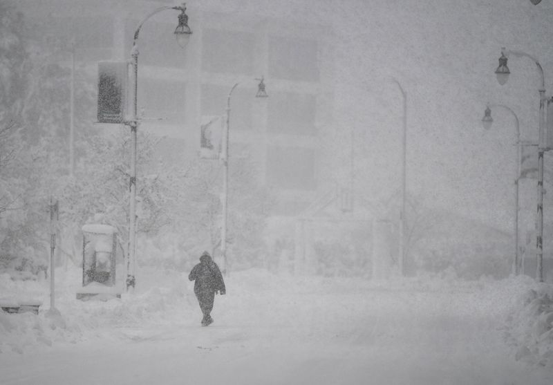 © Reuters. FILE PHOTO: A person walks across the empty street during the first winter storm of 2024 which is expected to bring heavy snowfall across the northeast United States, in Worcester, Massachusetts, U.S. January 7, 2024. REUTERS/Amanda Sabga/File Photo