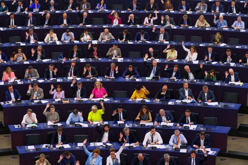 &copy; Reuters. Membri del Parlamento europeo votano durante una sessione plenaria al Parlamento europeo di Strasburgo, Francia, 13 giugno 2023. REUTERS/Yves Herman/Foto d'archivio