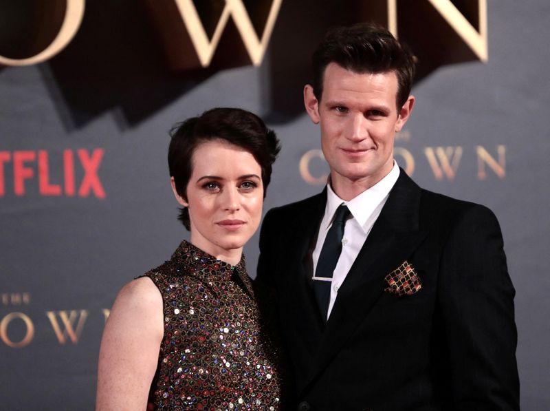 &copy; Reuters. FOTO DE ARCHIVO: Los actores Claire Foy, que interpreta a la reina Isabel II, y Matt Smith, que encarna a Felipe Duque de Edimburgo, asisten al estreno de la segunda temporada de "The Crown" en Londres

Nov 21, 2017. REUTERS/Simon Dawson/
