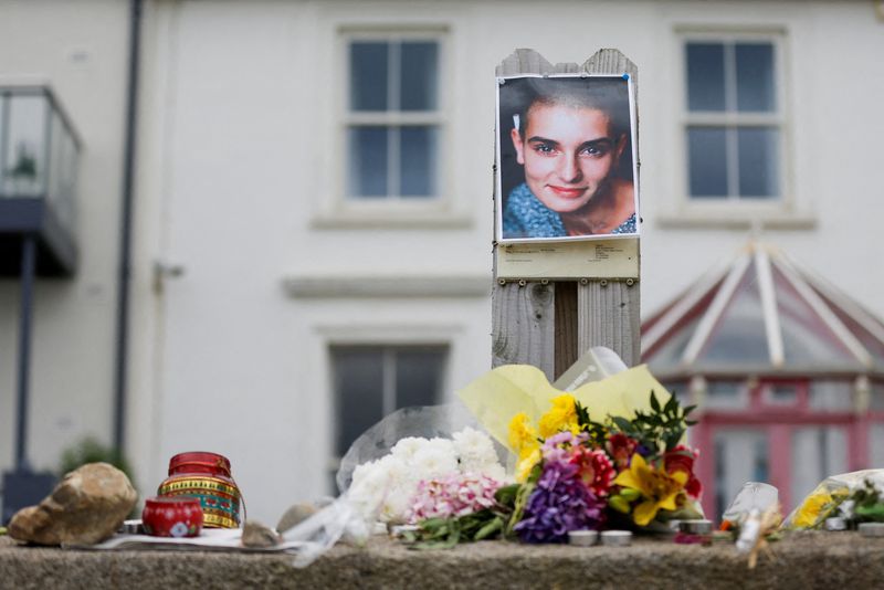 &copy; Reuters. Homenagem à cantora Sinead O'Connor, que morreu em 2023 aos 56 anos
 27/7/2023   REUTERS/Damien Storan