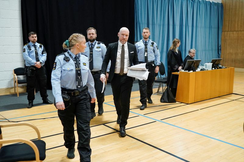 © Reuters. Anders Behring Breivik is accompanied by guards as he arrives at the courtroom to give his statement on day two of the trial, at Ringerike prison, in Tyristrand, Norway, January 9, 2024. Cornelius Poppe/NTB/via REUTERS 