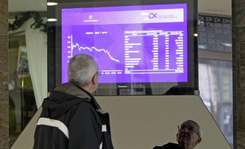 &copy; Reuters. Un homme regarde l'écran de l'indice à la Bourse de Prague. /Photo d'archive/REUTERS/David W Cerny (RÉPUBLIQUE TCHÈQUE - Tags : AFFAIRES)
