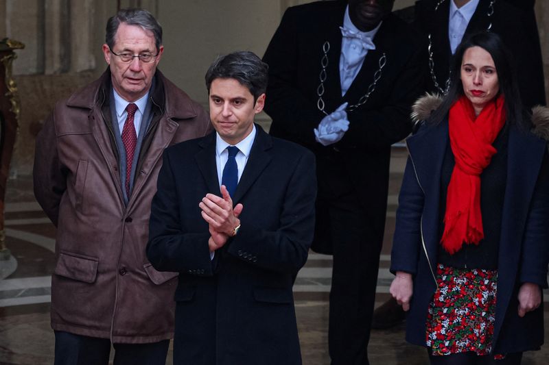 © Reuters. Newly appointed Prime Minister Gabriel Attal applauds as chief of staff of outgoing Prime Minister Elisabeth Borne Jean-Denis Combrexelle and his chief of staff at the education ministry Fanny Anor look on at the end of the handover ceremony at the Hotel Matignon in Paris, France January 9, 2024. Emmanuel Dunand/Pool via REUTERS