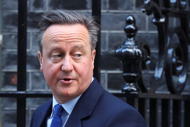 &copy; Reuters. El secretario de Asuntos Exteriores británico, David Cameron, se marcha tras una reunión del gabinete en el número 10 de Downing Street en Londres, Inglaterra, el 9 de enero de 2024. REUTERS/Toby Melville