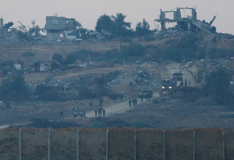 &copy; Reuters. FOTO DE ARCHIVO. Soldados y vehículos israelíes se mueven dentro de Gaza, cerca de la frontera con Israel, en medio del conflicto en curso entre Israel y el grupo islamista palestino Hamás, visto desde Israel, el 6 de enero de 2024. REUTERS/Amir Cohen