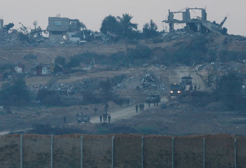 &copy; Reuters. Soldados e veículos israelenses se movem dentro de Gaza, perto da fronteira com Israel
06/01/2024
REUTERS/Amir Cohen