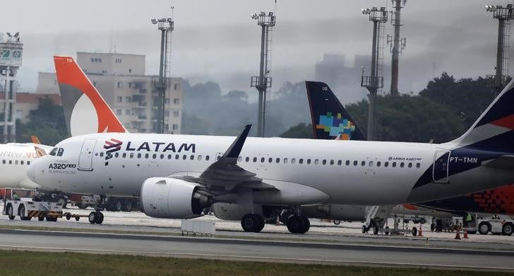 &copy; Reuters. FOTO DE ARCHIVO REFERENCIAL. Un avión de LATAM Airlines aterriza en el aeropuerto de Congonhas en Sao Paulo, Brasil, el 19 de diciembre de 2017. REUTERS/Nacho Doce