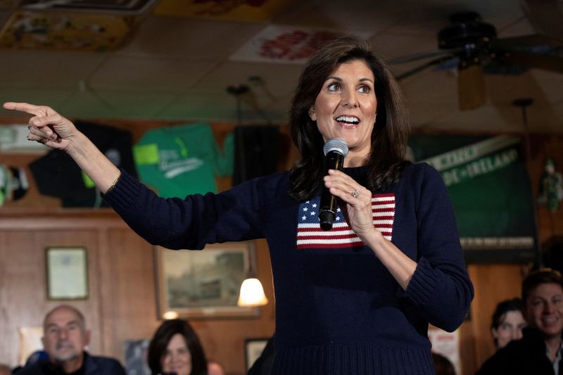 &copy; Reuters. Republican presidential candidate and former U.S. Ambassador to the United Nations Nikki Haley speaks to a crowd gathered at Mickey's Irish Pub ahead of the Iowa caucus vote in Waukee, Iowa, U.S., January 9, 2024. REUTERS/Alyssa Pointer