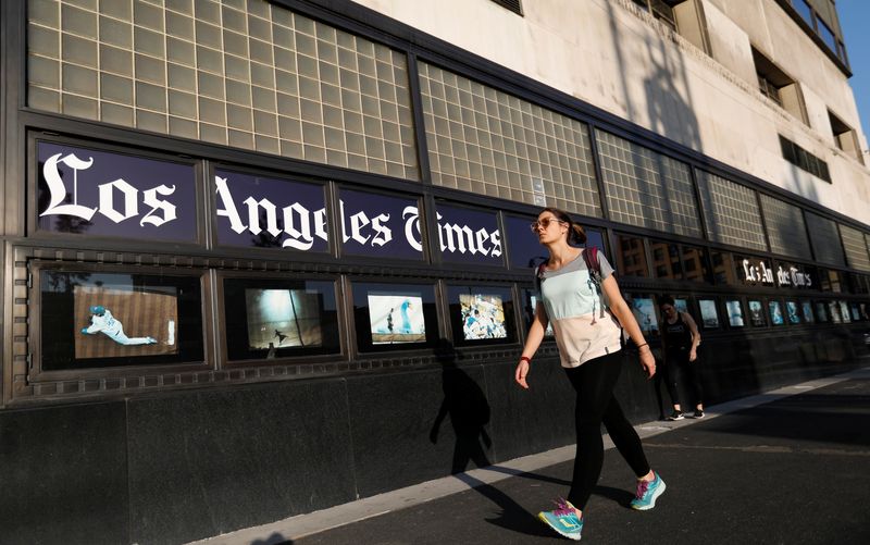 © Reuters. People walk by the Los Angeles Times building in Los Angeles, California, U.S., February 6, 2018. REUTERS/Mario Anzuoni