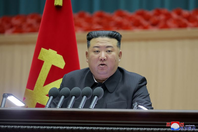 &copy; Reuters. FOTO DE ARCHIVO: El líder de Corea del Norte, Kim Jong-un, habla en la V Reunión Nacional de Madres en Pionyang. Imagen difundida por la Agencia Central de Noticias de Corea. 5 de diciembre de 2023. KCNA vía REUTERS