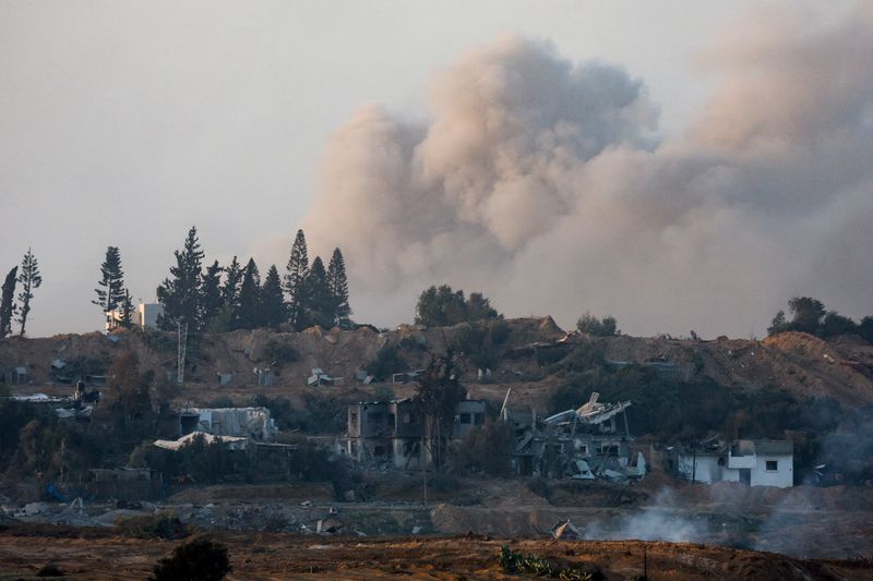 © Reuters. دخان يتصاعد خلال انفجار في وسط غزة كما يبدو من حدود إسرائيل مع غزة في جنوب إسرائيل يوم الثلاثاء. تصوير: عامير كوهين - رويترز.
