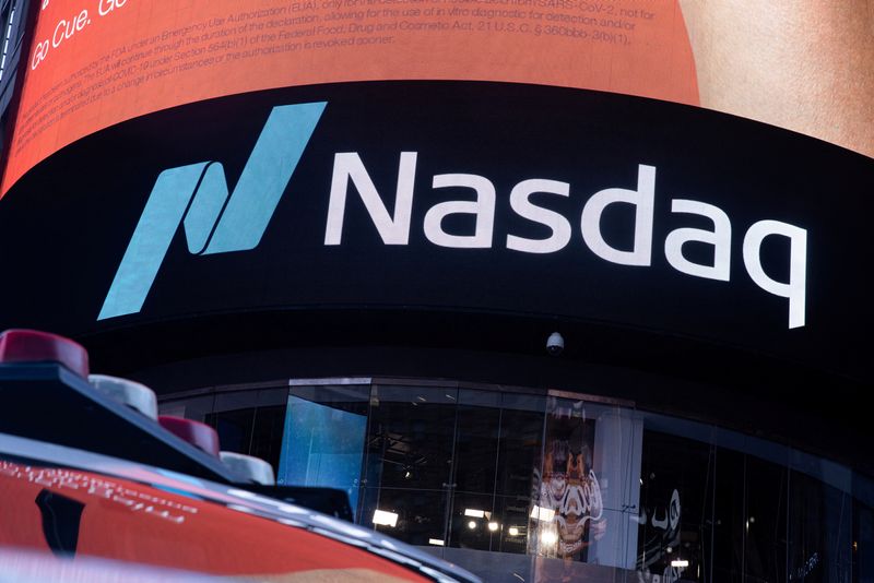 &copy; Reuters. Le logo du Nasdaq est affiché sur le site du Nasdaq Market à Times Square à New York, États-Unis. /Photo d'archive/REUTERS/Jeenah Moon/