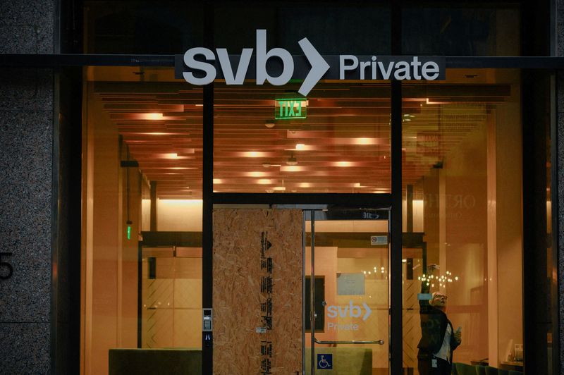 &copy; Reuters. FILE PHOTO: An employee removes tape from the window at the Silicon Valley Bank branch office in downtown San Francisco, California, U.S., March 13, 2023. REUTERS/Kori Suzuki/File Photo