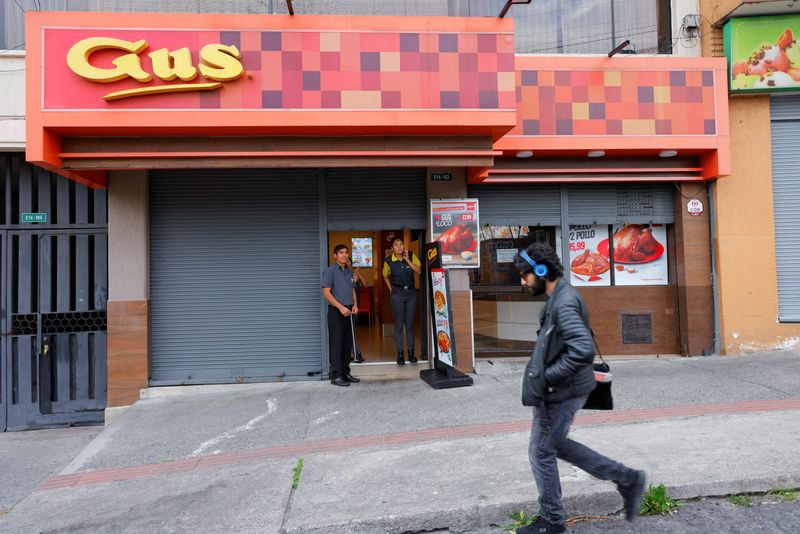 &copy; Reuters. Funcionários fecham restaurante após surto de violência um dia após o presidente do Equador, Daniel Noboa, declarar estado de emergência em Quito, Equador
09/01/2024
REUTERS/Karen Toro