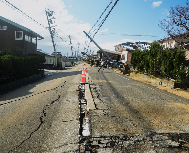 &copy; Reuters. Conos de tráfico a lo largo de una carretera dañada por el terremoto del 1 de enero en Nishiaraya, Prefectura de Ishikawa, Japón 8 de enero de 2024. REUTERS/Joseph Campbell