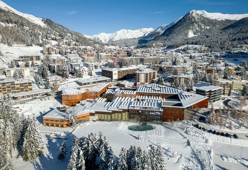 &copy; Reuters. 　スイス東部のダボスで１月１５─１９日に世界経済フォーラムの年次総会（通称ダボス会議）が開催される。昨年１２月に撮影したダボスの風景（２０２４年　ロイター/Denis Balibouse）