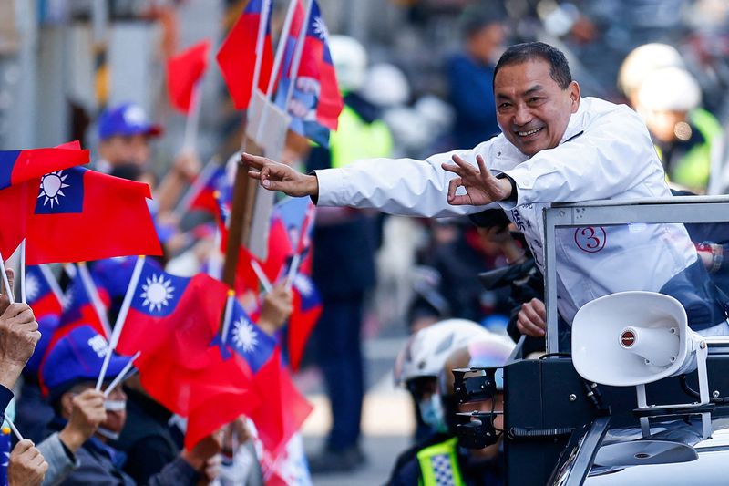 © Reuters. Hou Yu-ih, a candidate for Taiwan's presidency from the main opposition party Kuomintang (KMT), gestures to his supporters at a campaign event in New Taipei City, Taiwan January 5, 2024. REUTERS/Ann Wang