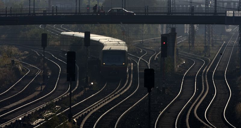 &copy; Reuters. Photo d'archives: Un train s'approche à une gare de Berlin. /Photo prise le 10 octobre 2007/REUTERS/Tobias Schwarz 