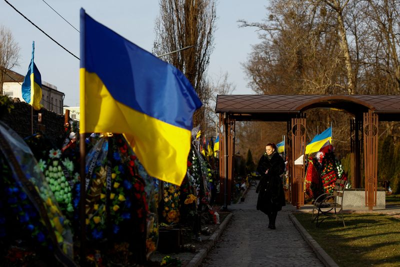 &copy; Reuters. Ukrainian actor Anna Birzul walks to a grave of her younger brother Bohdan Krotov, a Ukrainian combat medic who was killed in a fight against Russian troops near the Bakhmut town, amid Russia's attack on Ukraine, at a cemetery in Kyiv, Ukraine December 28