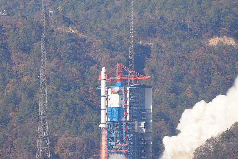 &copy; Reuters. FOTO DE ARCHIVO. Un cohete transportador Long March-2C que traslada un satélite llamado Sonda Einstein despega del Centro de Lanzamiento de Satélites de Xichang, en la provincia de Sichuan, China. 9 de enero de 2024. cnsphoto vía REUTERS