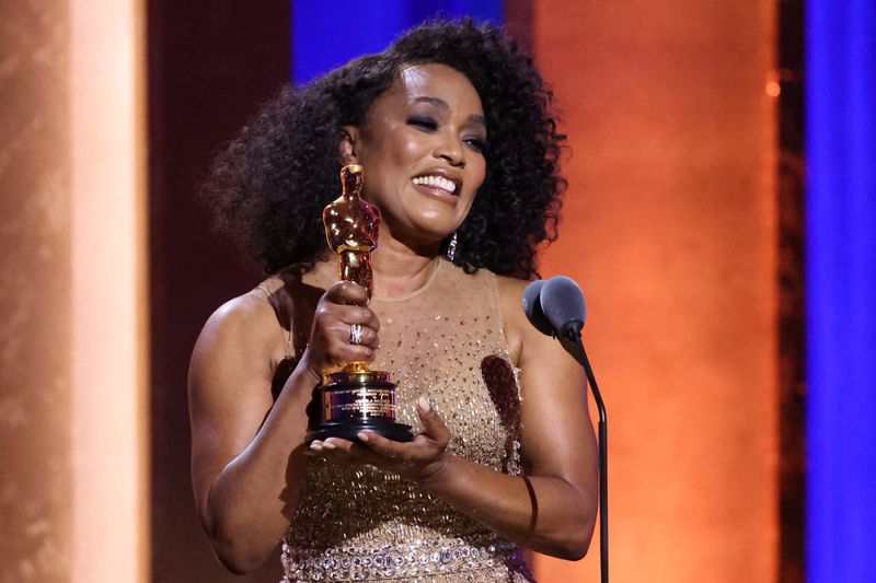 &copy; Reuters. Angela Bassett accepts her honorary Oscar during the 14th Governors Awards in Los Angeles, California, U.S., January 9, 2024. REUTERS/Mario Anzuoni