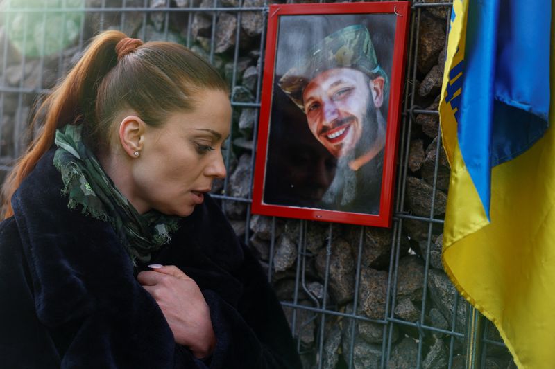 © Reuters. Ukrainian actor Anna Birzul reacts as she visits a grave of her younger brother Bohdan Krotov, a Ukrainian combat medic who was killed in a fight against Russian troops near Bakhmut town, at a cemetery in Kyiv, Ukraine December 28, 2023. REUTERS/Valentyn Ogirenko/File photo