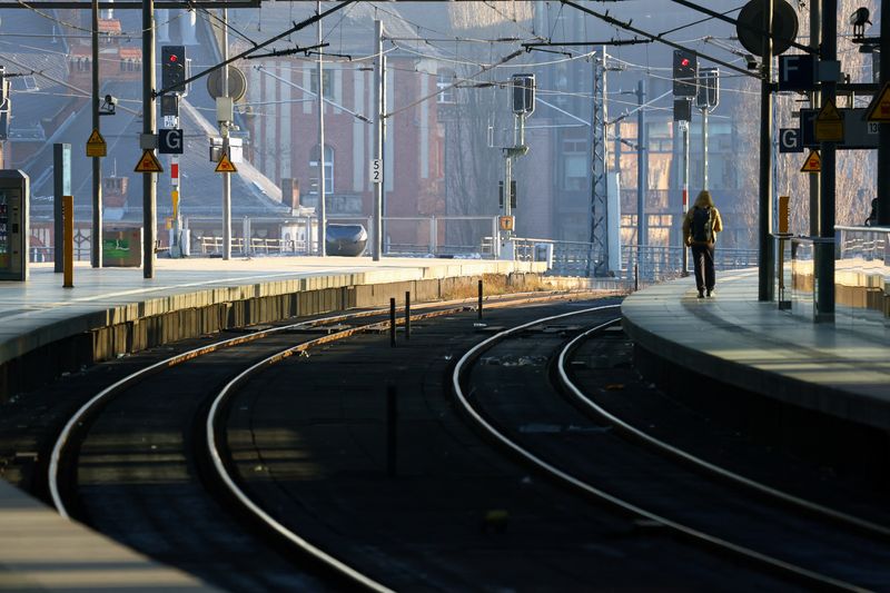 © Reuters. Un passager marche sur un quai à côté de voies ferrées vides à la gare centrale de Berlin Hauptbahnhof pendant une grève du syndicat allemand des conducteurs de train GDL, qui réclame des augmentations de salaire et une semaine de travail plus courte, à Berlin, en Allemagne. /Photo prise le 10 janvier 2024/REUTERS/Fabrizio Bensch