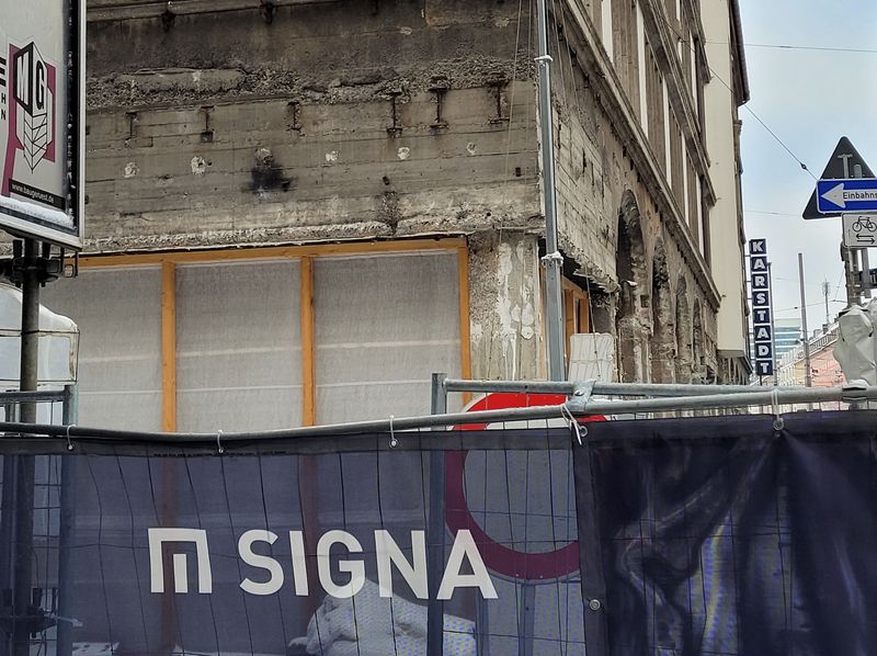 &copy; Reuters. The logo of Rene Benko's real estate empire Signa is seen on the fence of a construction site in front of a department store of Galeria Kaufhof in Munich, Germany, January 9, 2024.   REUTERS/Christine Uyanik/File Photo