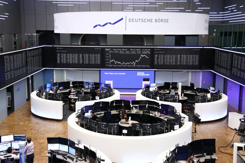 &copy; Reuters. شاشة إلكترونية تعرض بيانات المؤشر داكس الألماني في بورصة فرانكفورت في الخامس من يناير كانون الثاني 2024. تصوير: رويترز.

