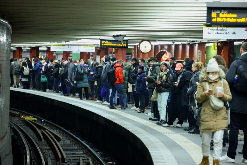 &copy; Reuters.  １月１０日、    ドイツの鉄道運転士労組ＧＤＬが未明から３日間の全国ストライキに突入した。写真は同日、ストライキ実施中のベルリンの駅のホームで待つ乗客（２０２４年　ロイター/
