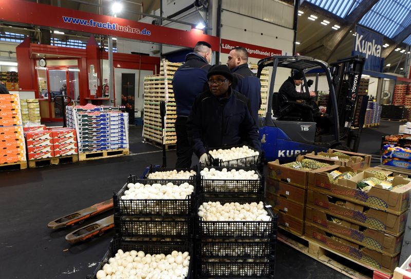 &copy; Reuters. A worker carries some mushrooms at the wholesale fruits and vegetables market in Hamburg Germany March 13, 2018. REUTERS/Fabian Bimmer/File photo