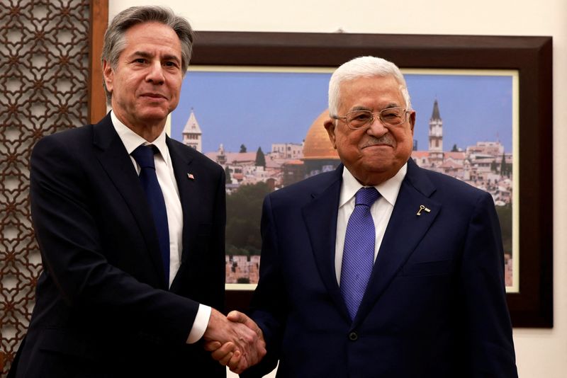 &copy; Reuters. Secretário de Estado dos EUA, Antony Blinken, cumprimenta presidente da Autoridade Palestina, Mahmoud Abbas, durante encontro em Ramallah, na Cisjordânia ocupada por Israel
10/01/2024 JAAFAR ASHTIYEH/Pool via REUTERS