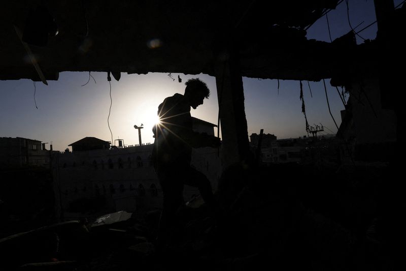 &copy; Reuters. A Palestinian man walks at the site of an Israeli strike, amid the ongoing conflict between Israel and the Palestinian Islamist group Hamas, in Rafah in the southern Gaza Strip January 10, 2024. REUTERS/Ibraheem Abu Mustafa