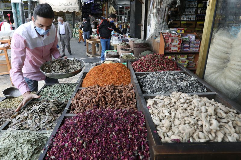 &copy; Reuters. بائع بأحد متاجر الأعشاب في الأردن في صورة من ارشيف رويترز