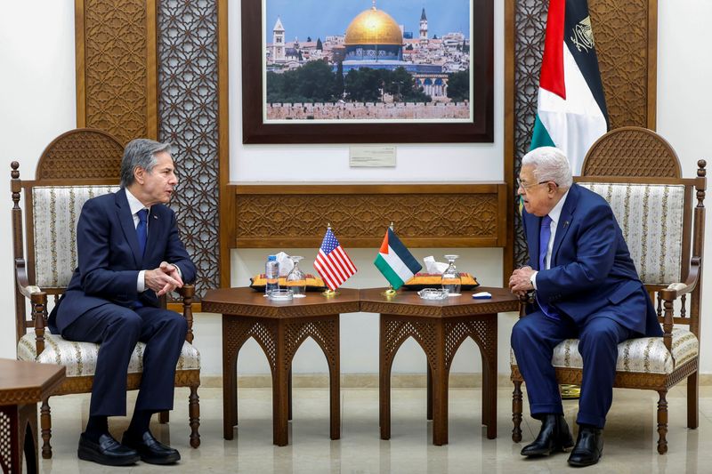 &copy; Reuters. Il Segretario di Stato statunitense Antony Blinken incontra il Presidente palestinese Mahmoud Abbas, durante il suo viaggio di una settimana volto a calmare le tensioni in Medio Oriente, nella Muqata'a, a Ramallah, nella Cisgiordania occupata da Israele, 