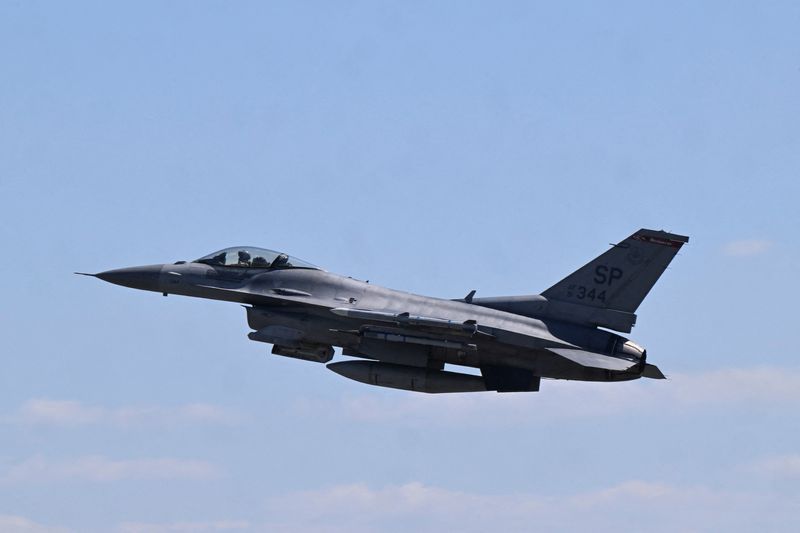 &copy; Reuters. Un caccia F-16 in volo durante la giornata dedicata ai media dell'esercitazione militare "Air Defender 23" della Nato presso la base aerea statunitense di Spangdahlem, vicino al confine tra Germania e Belgio, a Spangdahlem, in Germania, 14 giugno 2023.  R