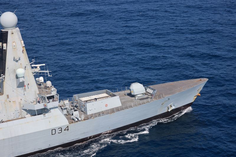 © Reuters. سفينة البحرية الملكية (إتش.إم.إس.دياموند) بمياه البحر الأحمر خلال عملية 