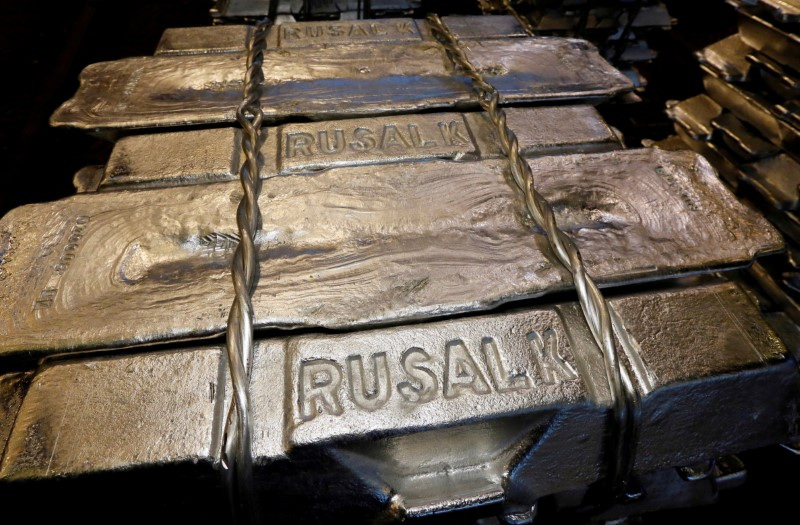 &copy; Reuters. FOTO ARCHIVO: Lingotes de aluminio se ven almacenados en el taller de la fundición de aluminio de Krasnoyarsk de Rusal en Krasnoyarsk, Rusia. 3 de octubre de 2018. REUTERS/Ilya Naymushin/Archivo