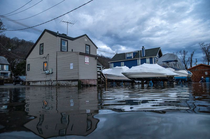 © Reuters. Water rises at a residential area in an aftermath of a storm in Piermont, New York, U.S., January 10, 2024. REUTERS/Eduardo Munoz