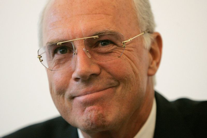 &copy; Reuters. FOTO DE ARCHIVO: Franz Beckenbauer, Presidente alemán del Comité Organizador de la Copa Mundial 2006, sonríe durante una rueda de prensa antes de la ceremonia de entrega del "Premio Herbert" en Interlaken, Suiza, el 6 de julio de 2007. REUTERS/Stefan W