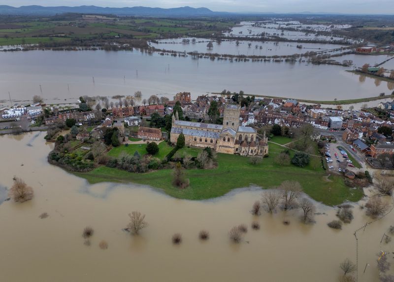 &copy; Reuters. Floodwater from the rivers Avon and Severn surrounds Tewkesbury Abbey as floodwaters continue to fall in the aftermath of Storm Henk in Tewkesbury, Britain, January 8, 2024. REUTERS/Phil Noble