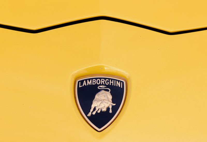 &copy; Reuters. Il logo di Lamborghini su un'auto Lamborghini a Bruxelles. REUTERS/Yves Herman