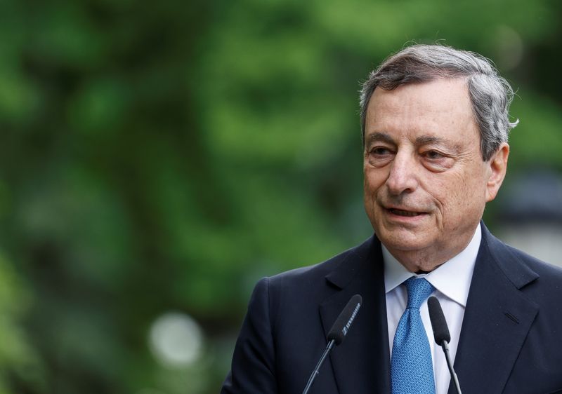&copy; Reuters. Foto de archivo del primer ministro de Italia Mario Draghi en Kiev 
Jun 16, 2022.  REUTERS/Valentyn Ogirenko