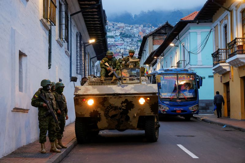 © Reuters. Soldiers in an armoured vehicle patrol the city's historic centre following an outbreak of violence a day after Ecuador's President Daniel Noboa declared a 60-day state of emergency following the disappearance of Adolfo Macias, leader of the Los Choneros criminal gang from the prison where he was serving a 34-year sentence, in Quito, Ecuador, January 9, 2024. REUTERS/Karen Toro