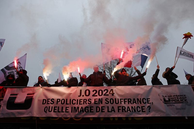 &copy; Reuters. Policiais protestam em Paris por melhores condições de trabalho antes de Olimpíada na capital francesa
10/01/2024 REUTERS/Stephanie Lecocq